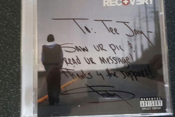 Eminem invia un CD autografato ad un suo fan disabile